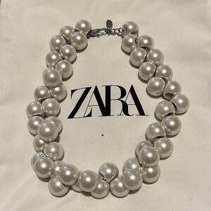 Pearl necklace/choker.